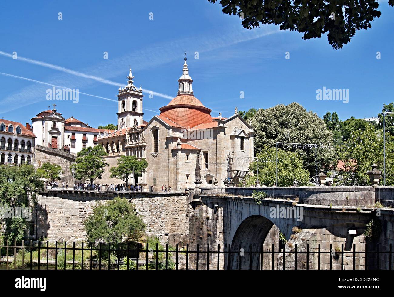 Vista tranquilla della Chiesa di Sao Goncalo e del ponte Fervenca ad Amarante, Portogallo Foto Stock