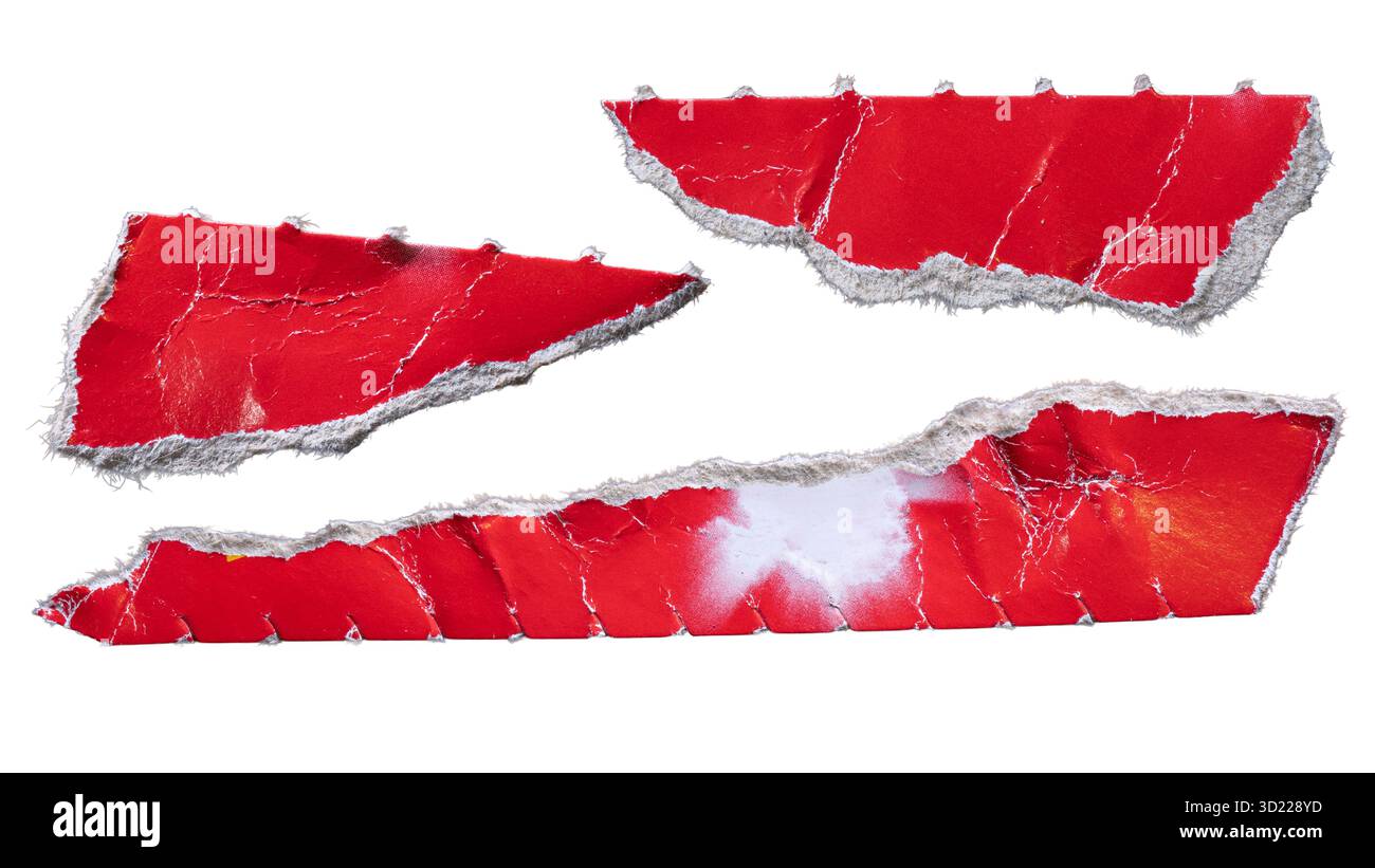 Pezzi di carta dura di forma triangolare rossa strappati dalla confezione isolata su sfondo bianco con percorso di ritaglio Foto Stock