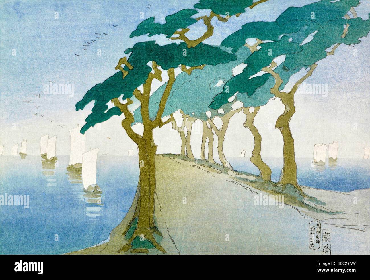 Bertha Boynton Lum - Pines by the Sea - 1916 - raffigura una tranquilla scena costiera, resa nello stile della tradizionale stampa giapponese a blocchi di legno. Primo piano: Numerosi pini stilizzati con fogliame denso e color verde acqua e tronchi noiosi delimitano uno stretto sentiero sabbioso che si snoda lungo il bordo dell'acqua. Sfondo: Il mare è di colore blu chiaro e calmo, che riflette il cielo. Diverse piccole barche a vela con vele bianche sono visibili sull'acqua in lontananza. Atmosfera: La stampa utilizza colori tenui e delicati per creare una visione suggestiva e poetica del paesaggio. Foto Stock