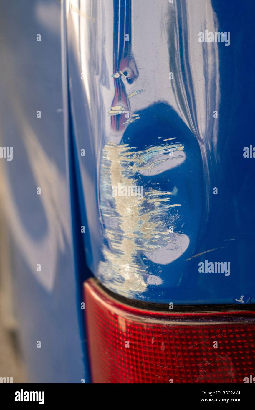 Vettura blu con carrozzeria posteriore danneggiata. Foto Stock