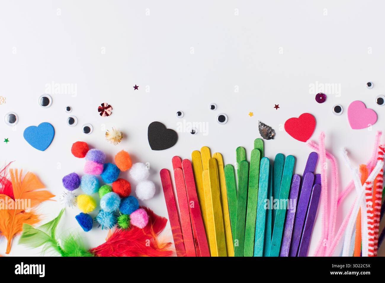 Un set di materiali vari e colorati per l'artigianato dei bambini. Artigianato per bambini. Spazio di copia Foto Stock