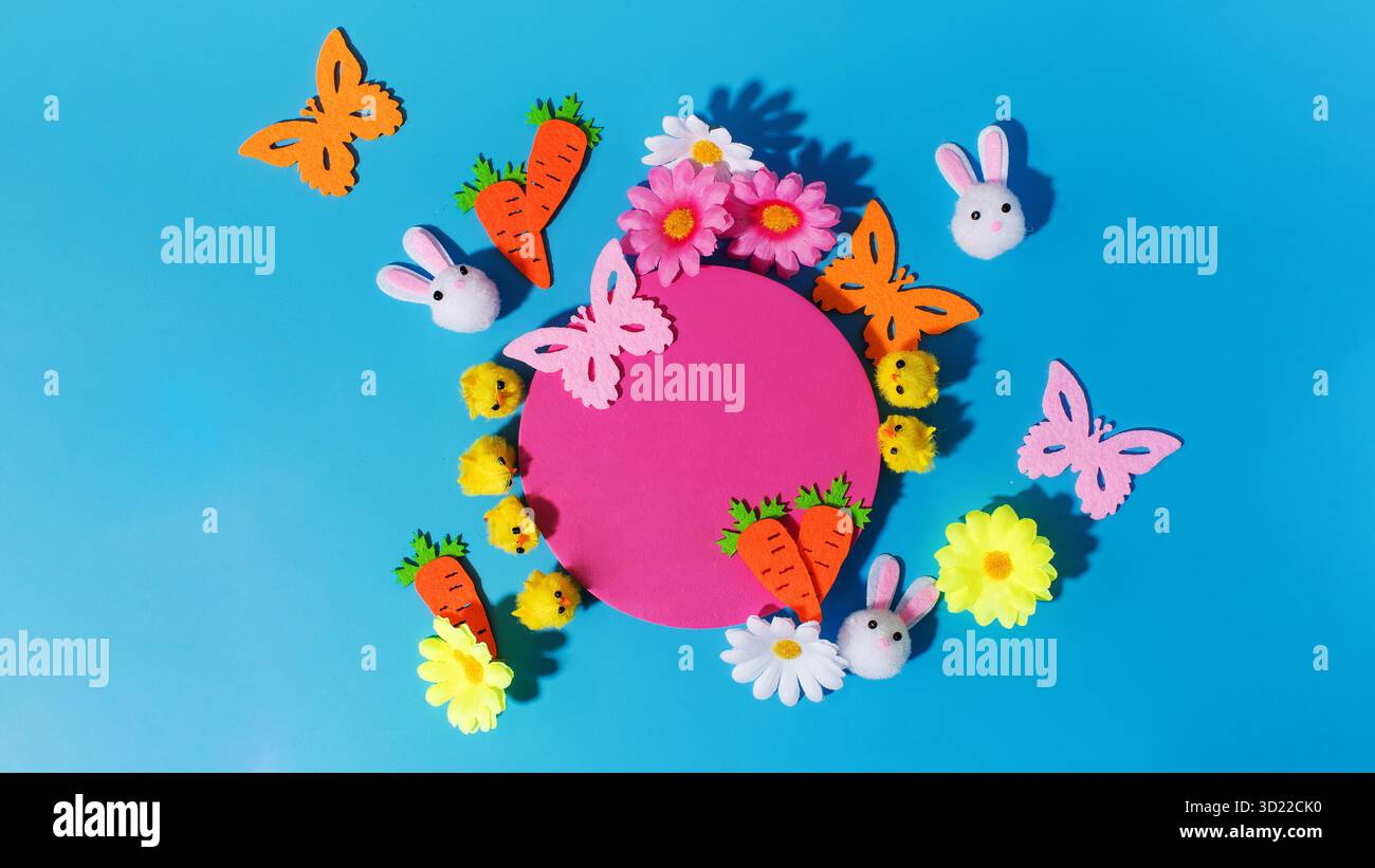 Cartolina di primavera e Pasqua con spazio per il testo su sfondo blu Foto Stock