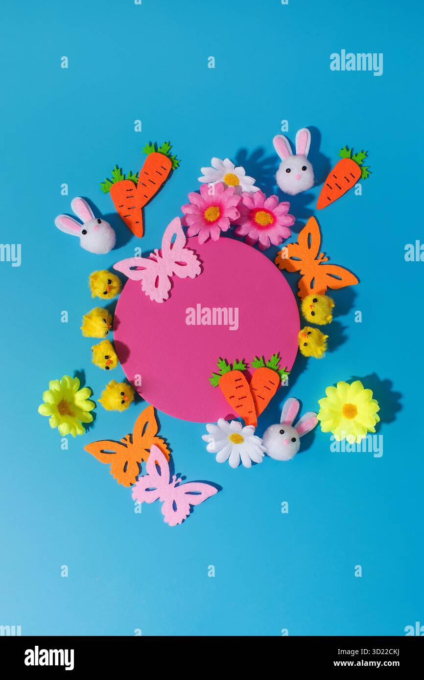 Cartolina di primavera e Pasqua con spazio per il testo su sfondo blu Foto Stock