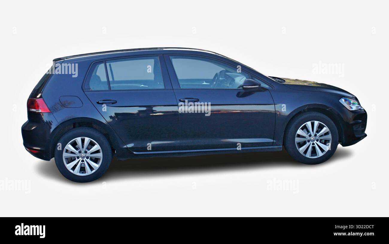 Volkswagen Golf VII parcheggiata, con il suo profilo elegante e il suo design moderno Foto Stock