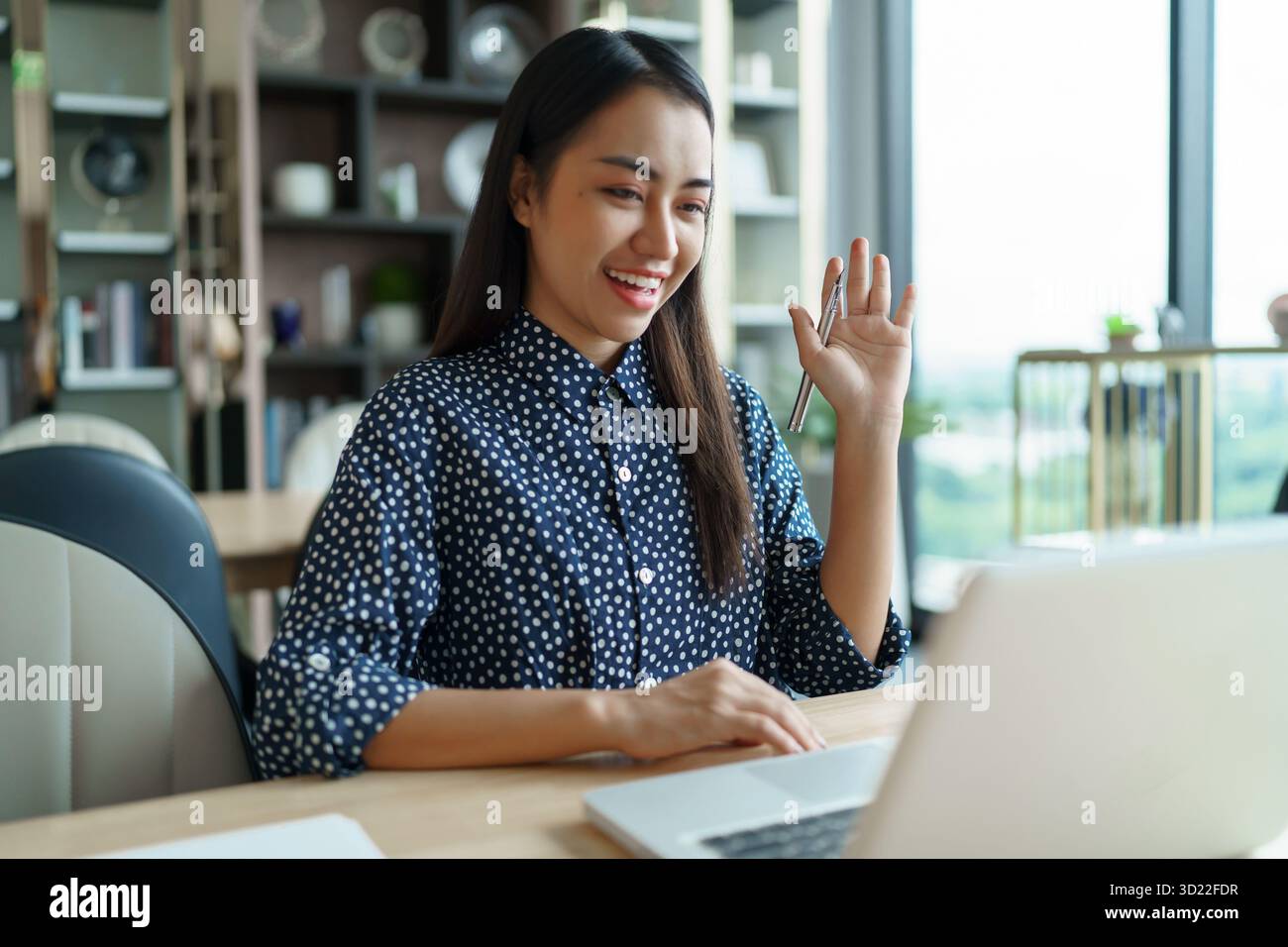 Donna d'affari asiatica VDO Call Conference lavoro conversazione chat video online su laptop webcam conferenza lavoro con laptop onli Foto Stock