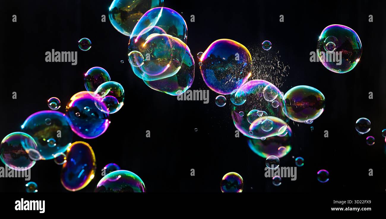 Bolle di sapone Schillernde nei colori dell'arcobaleno su sfondo nero, Recklinghausen, Renania settentrionale-Vestfalia, Germania, Foto Stock