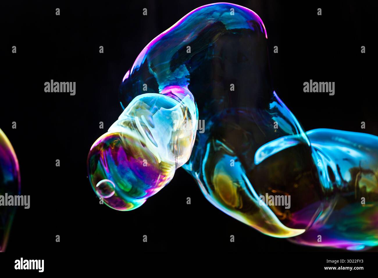 Grande e abbagliante tubo a bolle di sapone nei colori dell'arcobaleno su sfondo nero, Recklinghausen, Germania, Europa Foto Stock