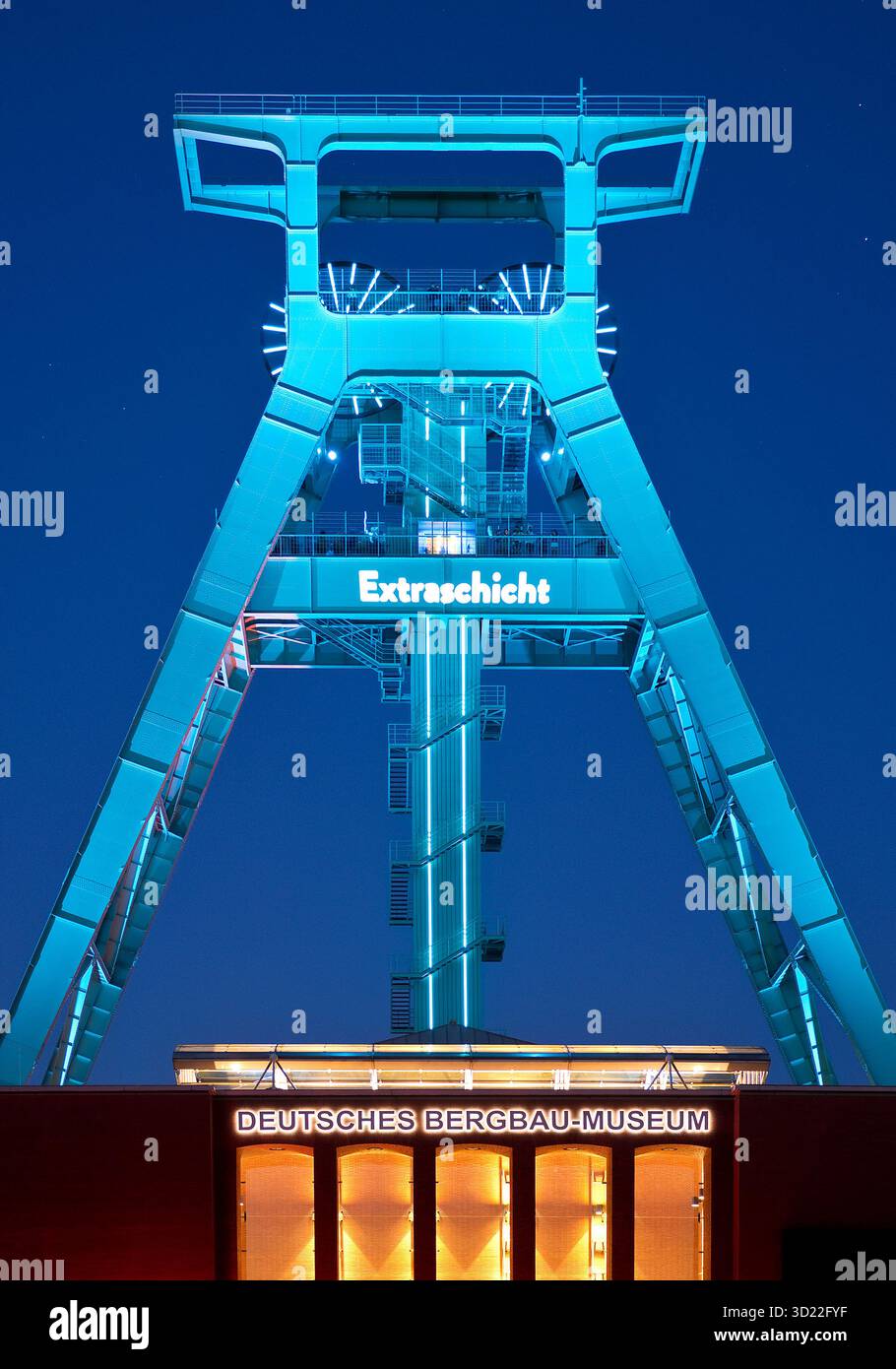 Foerdergeruest illuminato del Museo minerario tedesco zur Extraschicht, Bochum, Ruhrgebiet, Nordrhein-Westfalen, Germania, Europ Foto Stock