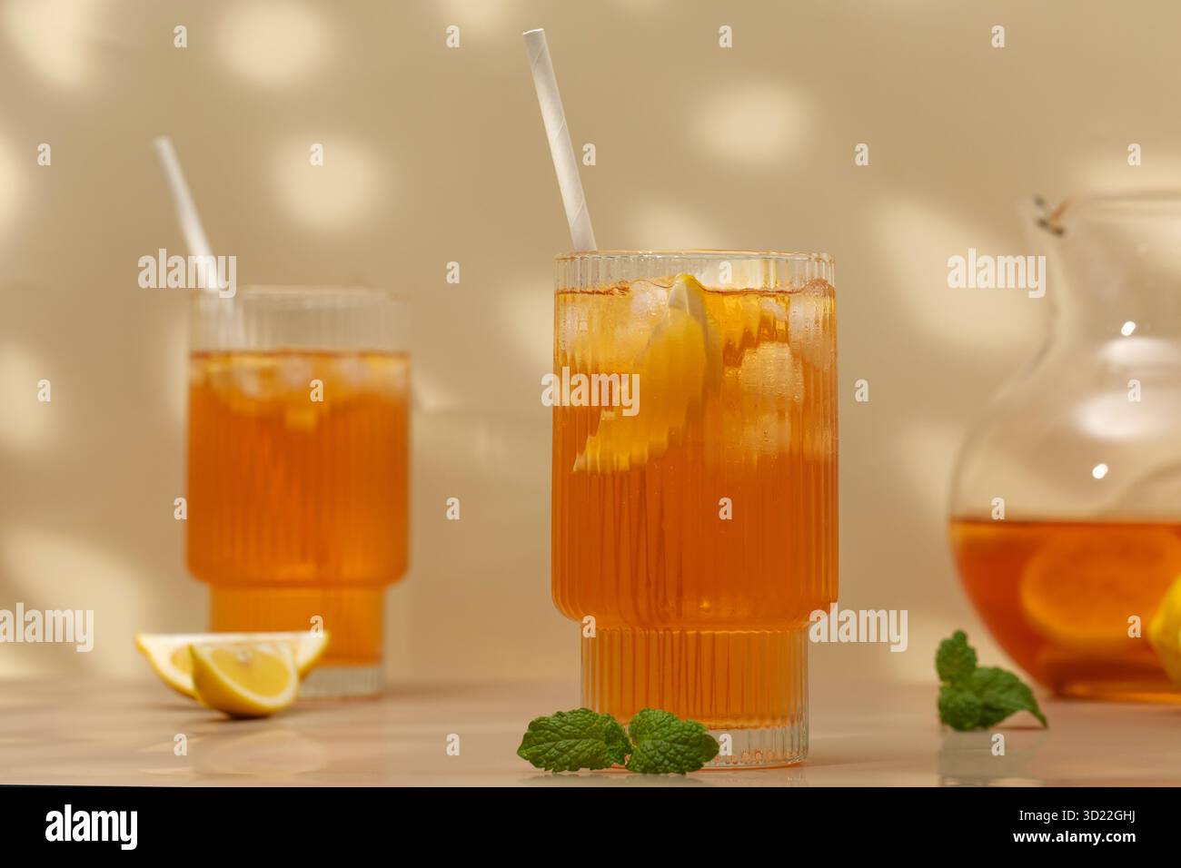 Tè freddo con limone e menta in un bicchiere e in una brocca. Drink estivi. Foto Stock