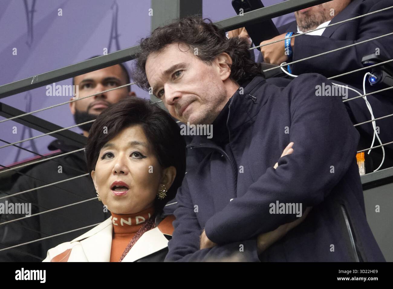 Parigi, Francia. 29 ottobre 2025. Antoine Arnault (R), rappresentante francese della holding della famiglia Agache, parla con il presidente dell'Olympique Lyonnais Michele Kang alla partita di Ligue 1 McDonald's tra Paris FC e Lyon allo Stade Jean Bouin il 29 ottobre 2025 a Parigi, in Francia. Foto di JMP/ABACAPRESS.COM credito: Abaca Press/Alamy Live News Foto Stock
