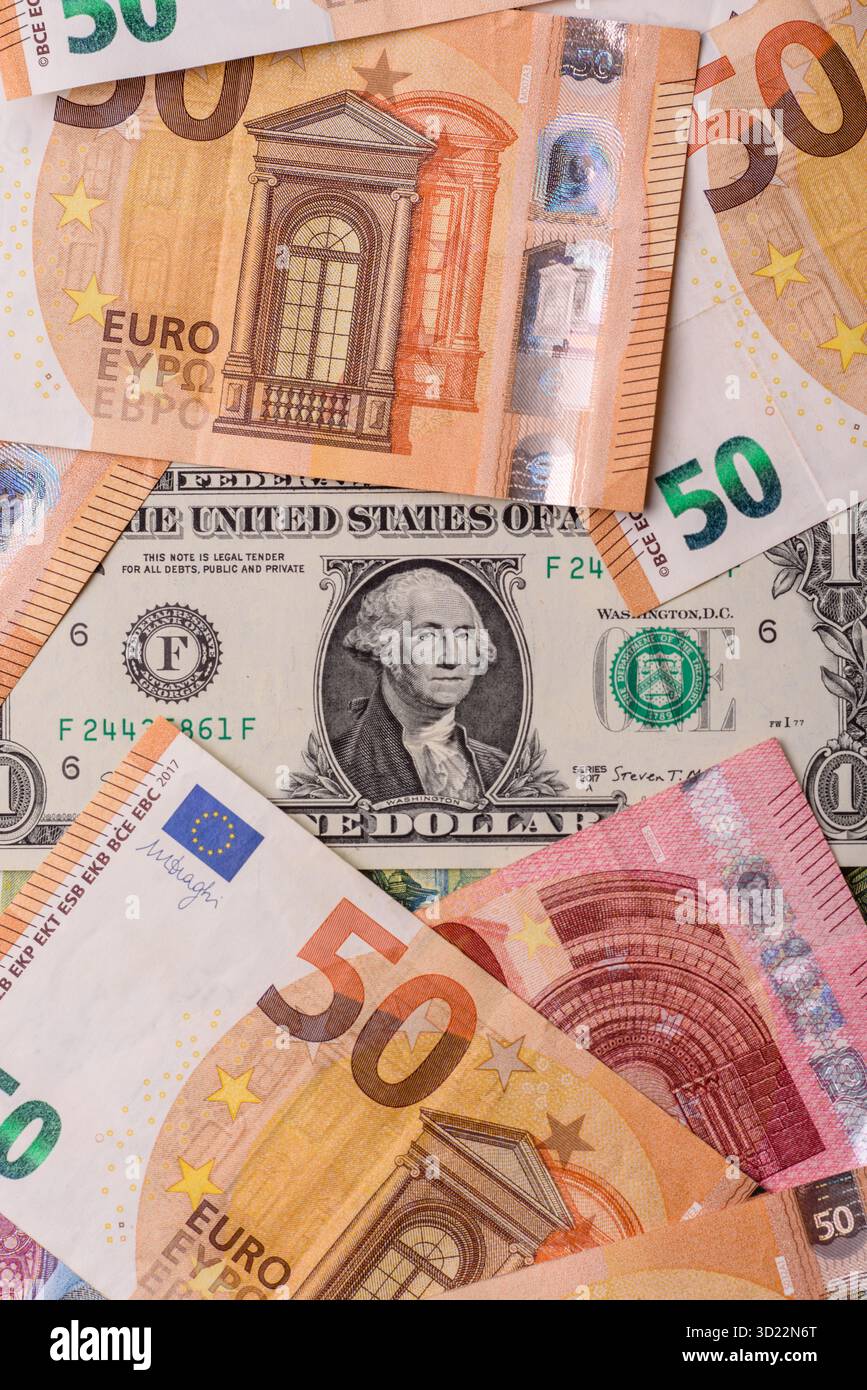 Cartamoneta, banconote in euro e dollari, fluttuazioni dei tassi di cambio. In contanti cartacei euro e dollari come sfondo finanziario Foto Stock