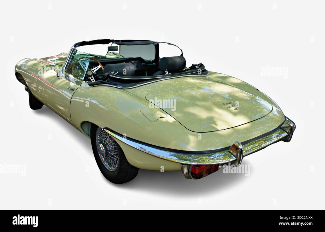 Classica auto sportiva Jaguar e-Type verde chiaro parcheggiata al sole Foto Stock