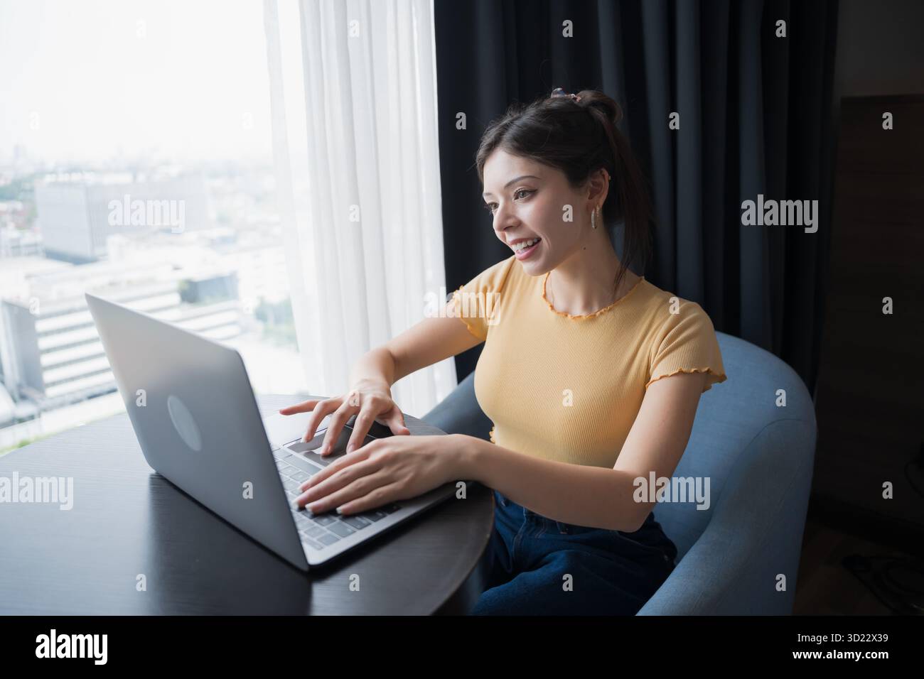Giovane donna ispanica della generazione Z americana che utilizza un laptop per lavorare nel concetto di tecnologia. Foto Stock