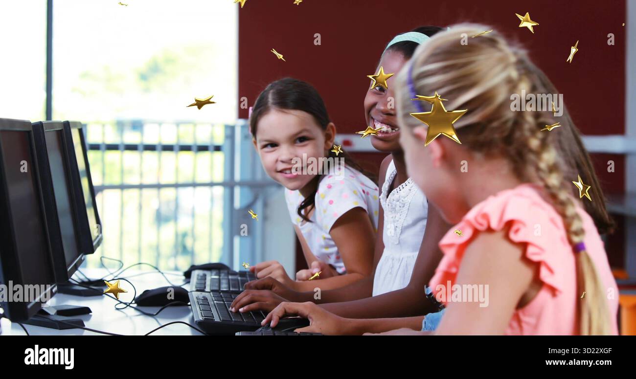 Tre bambine in cima di corallo pastello al laboratorio di computer della scuola con tastiere, con stelle galleggianti Foto Stock
