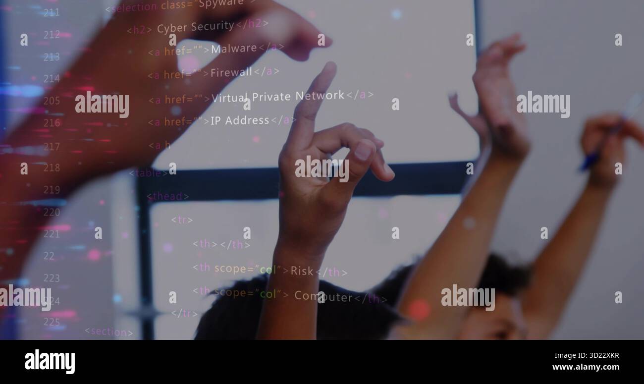 Alzare tre mani durante la sessione di formazione IT, con il codice sullo schermo di proiezione e sulla penna Foto Stock