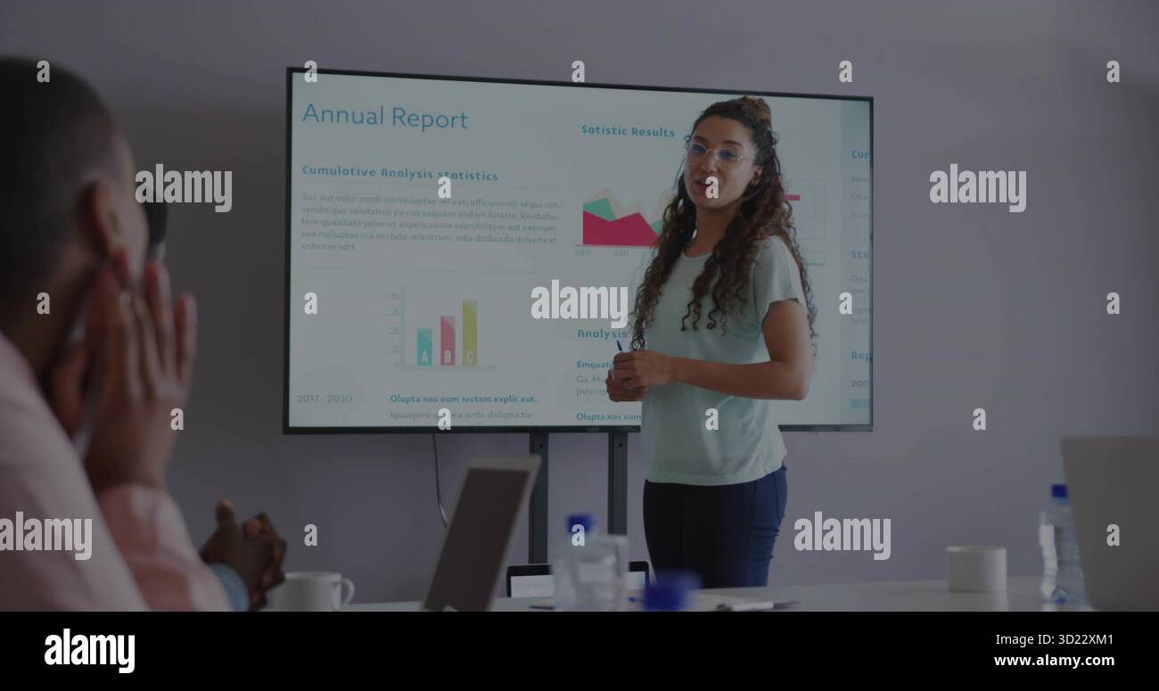 Presentando un team di indirizzamento donna in sala riunioni, con laptop e bevande mostrando grafici Foto Stock