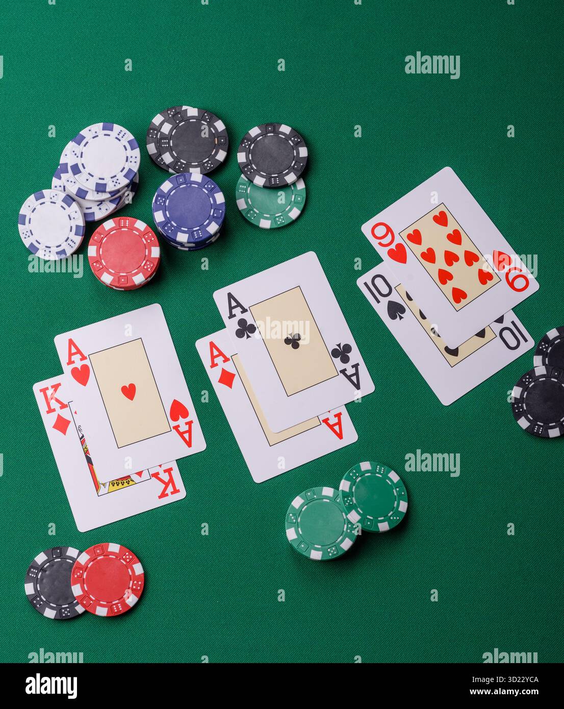 Giocare al blackjack o al gioco di carte baccarat nel casinò con chip, scommesse e rischi. Carte e patatine su feltro Foto Stock