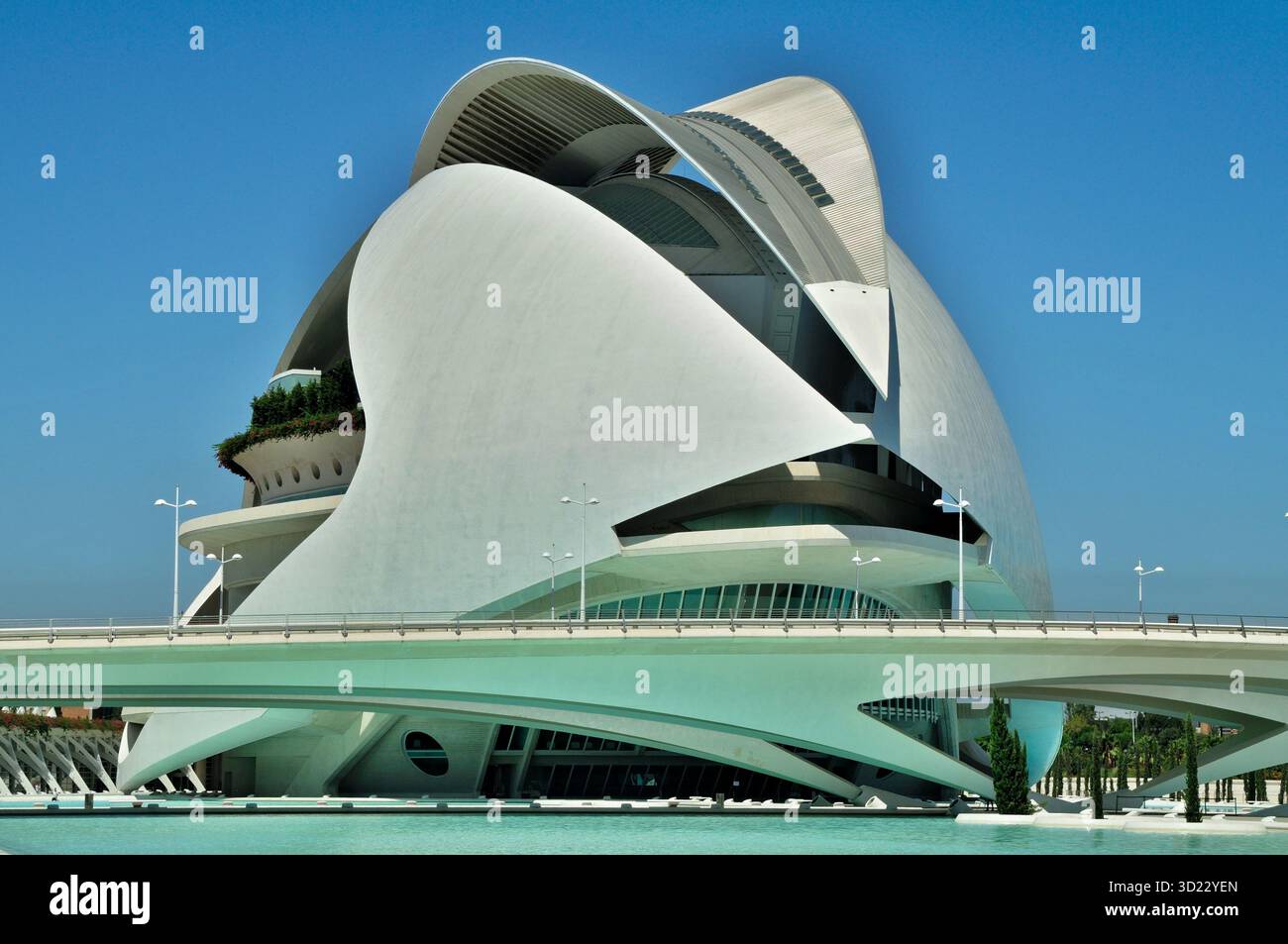 Città delle Arti e delle Scienze di Valencia con architettura futuristica e ponte Foto Stock