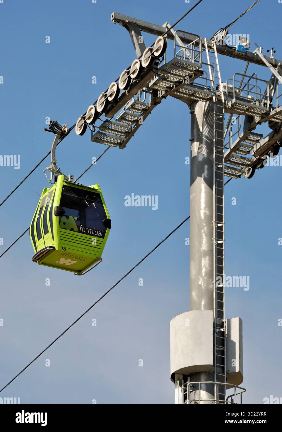 Cabinovia appesa a un pilone a Formigal, Spagna, contro un cielo azzurro Foto Stock