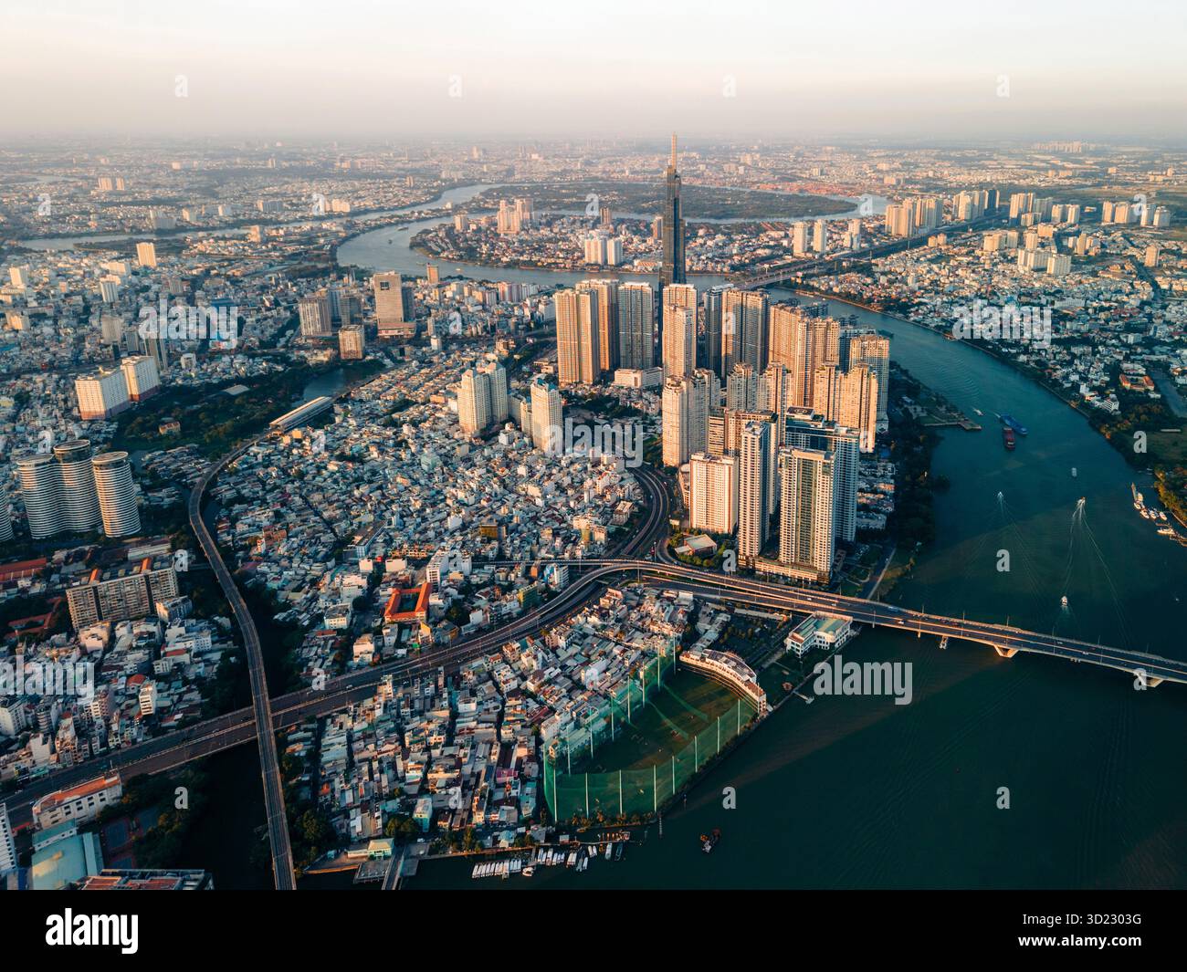 Vista aerea di un vivace paesaggio urbano con alti edifici, fiume e ampie aree urbane. Ho chi Minh, Vietnam Foto Stock