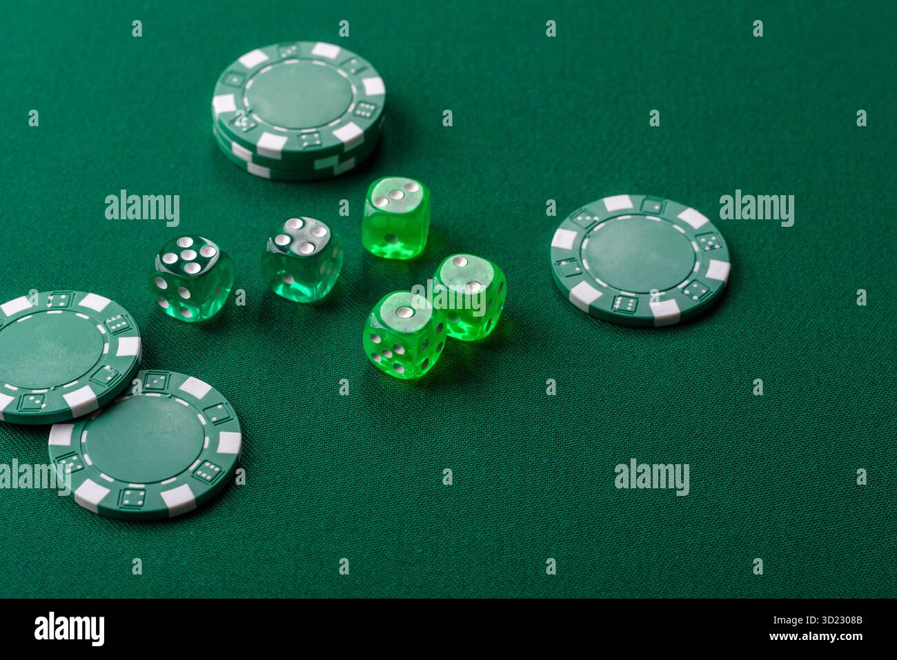 Gioco di poker a dadi con chip, scommesse e rischi nel casinò. Poker di dadi Foto Stock