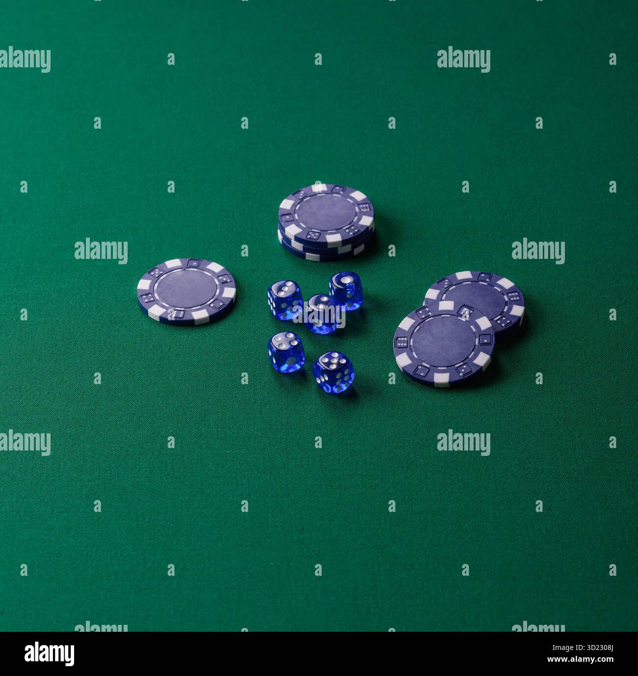 Gioco di poker a dadi con chip, scommesse e rischi nel casinò. Poker di dadi Foto Stock
