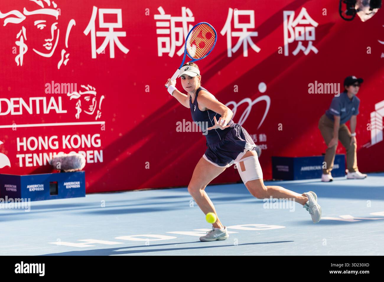HONG KONG, Cina - Belinda Bencic della Svizzera in azione durante WTA 250 - Prudential Hong Kong Tennis Open presso il Victoria Park Tennis Court il 30 ottobre 2025 a Hong Kong, Cina (foto di Jack ng/Alamy Live News) Foto Stock