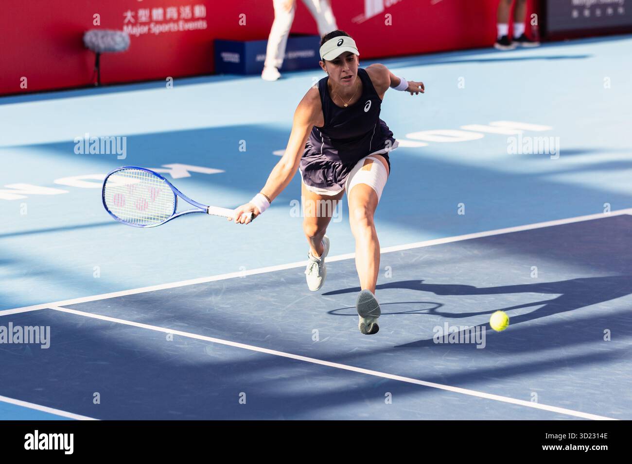 HONG KONG, Cina - Belinda Bencic della Svizzera in azione durante WTA 250 - Prudential Hong Kong Tennis Open presso il Victoria Park Tennis Court il 30 ottobre 2025 a Hong Kong, Cina (foto di Jack ng/Alamy Live News) Foto Stock