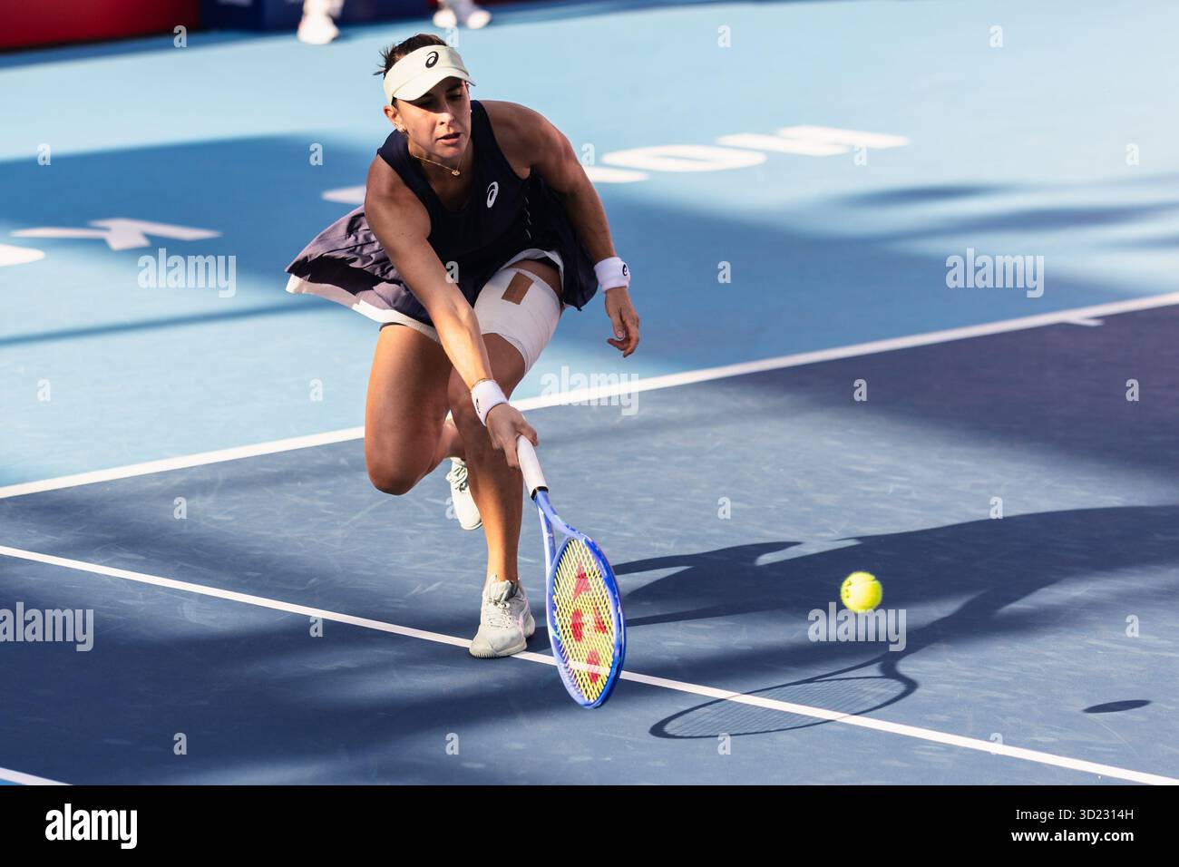 HONG KONG, Cina - Belinda Bencic della Svizzera in azione durante WTA 250 - Prudential Hong Kong Tennis Open presso il Victoria Park Tennis Court il 30 ottobre 2025 a Hong Kong, Cina (foto di Jack ng/Alamy Live News) Foto Stock