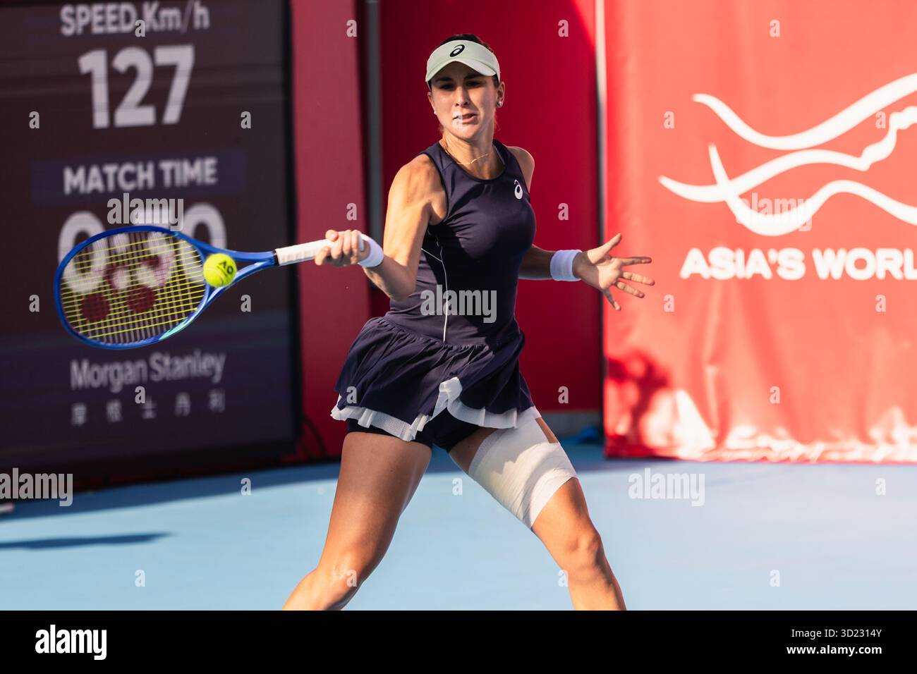 HONG KONG, Cina - Belinda Bencic della Svizzera in azione durante WTA 250 - Prudential Hong Kong Tennis Open presso il Victoria Park Tennis Court il 30 ottobre 2025 a Hong Kong, Cina (foto di Jack ng/Alamy Live News) Foto Stock