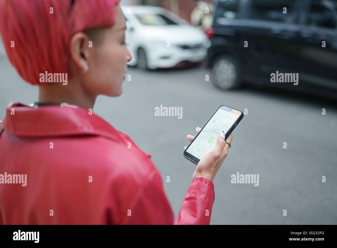 Viaggiatore Gen z ragazza moda in pelle con punk donna asiatica turista in città strada ricerca posizione in applicazione mappa online s Foto Stock