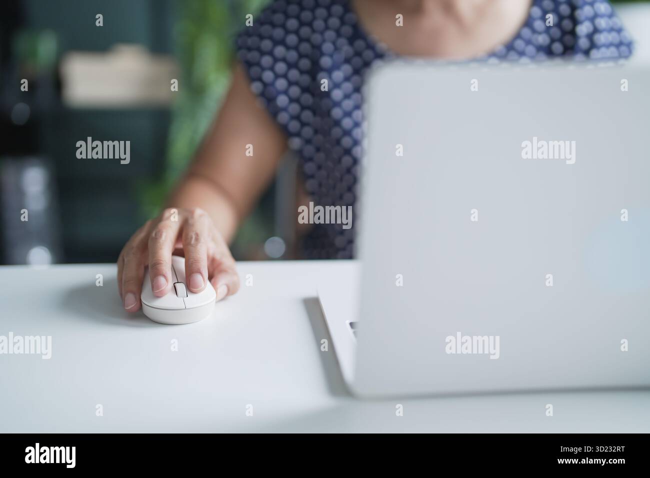 Una donna asiatica matura lavora da casa. donna asiatica anziana su un notebook con un concetto tecnologico. Foto Stock