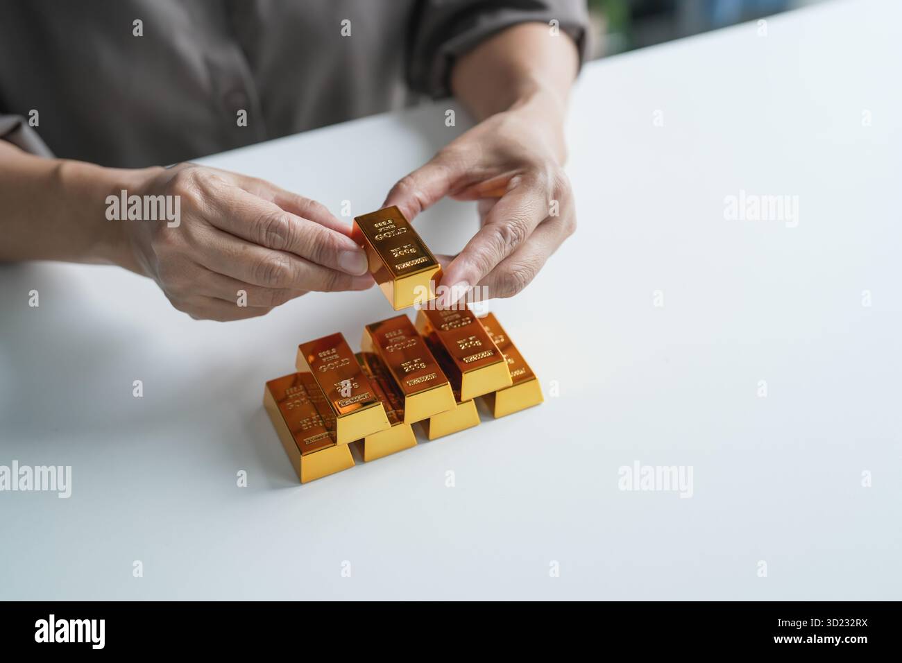 Anziana donna asiatica anziana che commercializza investimenti in risparmio d'oro per il reddito pensionistico e il profitto Golden Futures. autobus anni '60 Foto Stock