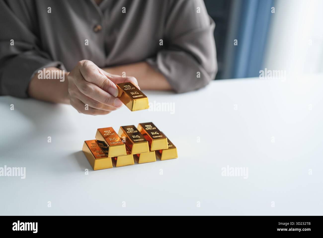 Anziana donna asiatica anziana che commercializza investimenti in risparmio d'oro per il reddito pensionistico e il profitto Golden Futures. autobus anni '60 Foto Stock