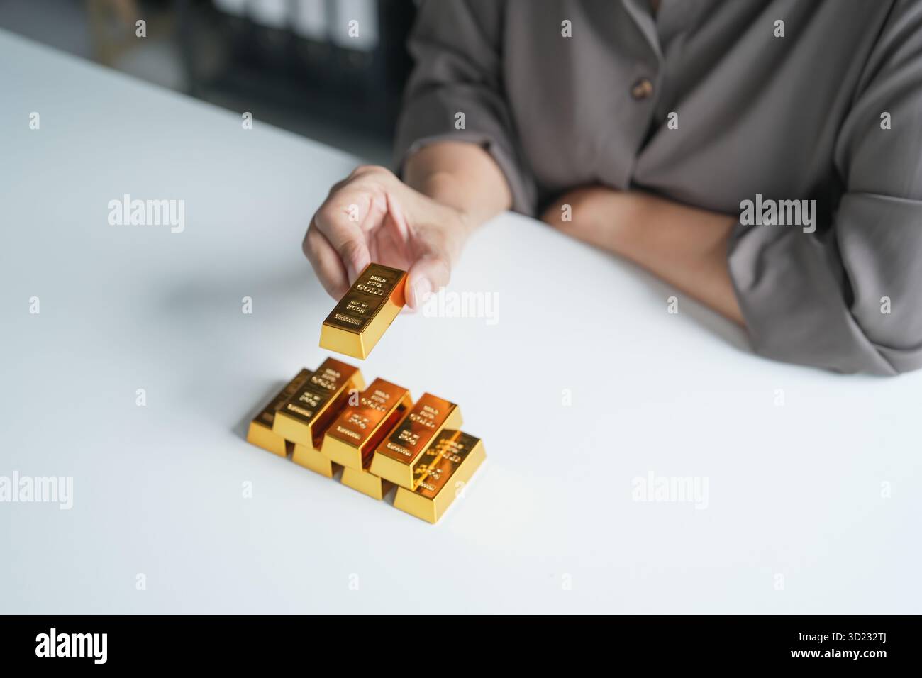 Anziana donna asiatica anziana che commercializza investimenti in risparmio d'oro per il reddito pensionistico e il profitto Golden Futures. autobus anni '60 Foto Stock