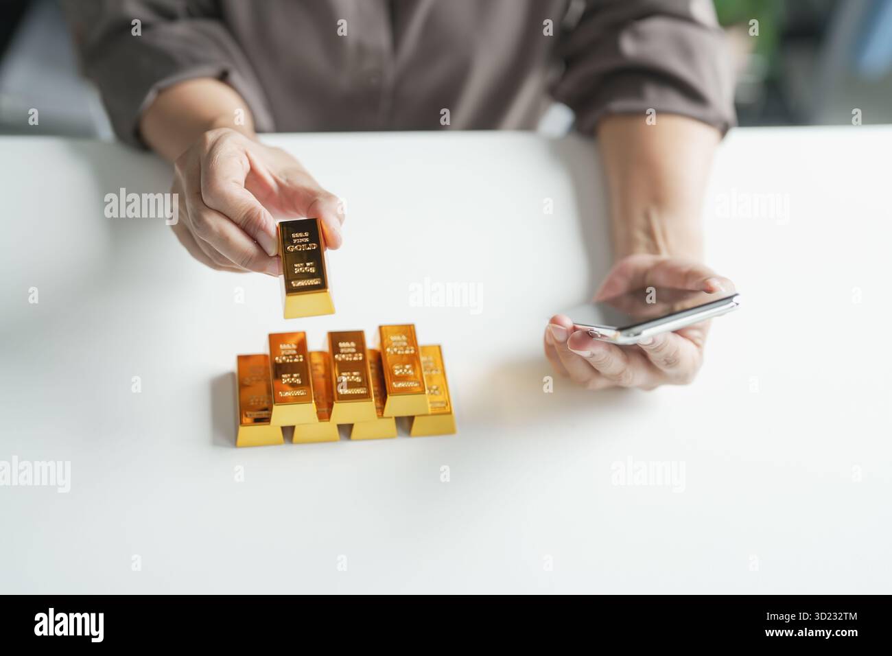 Anziano maturo donna asiatica più anziana Trading investimenti in risparmio d'oro per la pensione Gold Trading business Woman online Trading Foto Stock