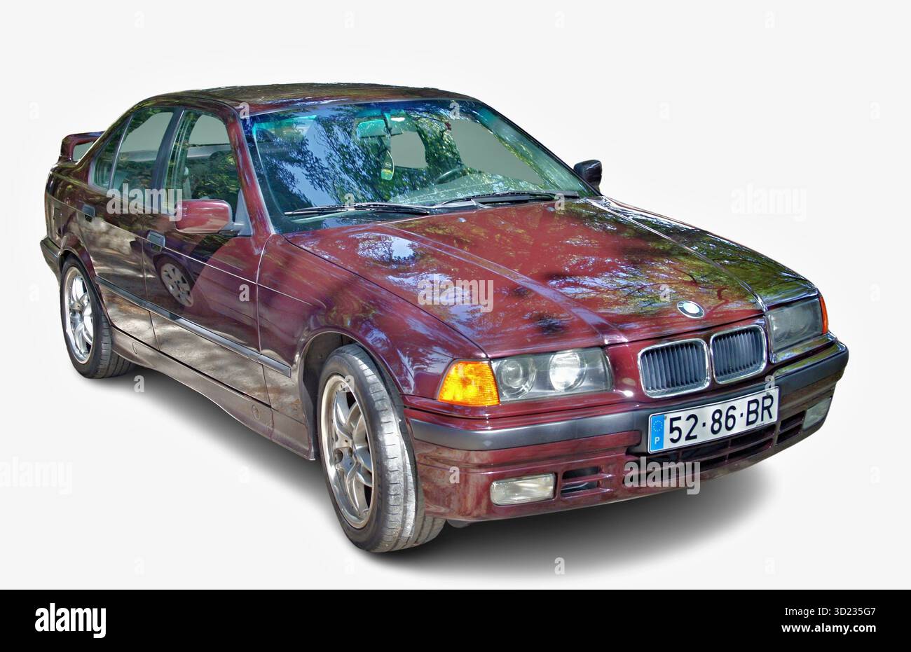 Berlina BMW serie 3 e36 Maroon parcheggiata su sfondo bianco Foto Stock