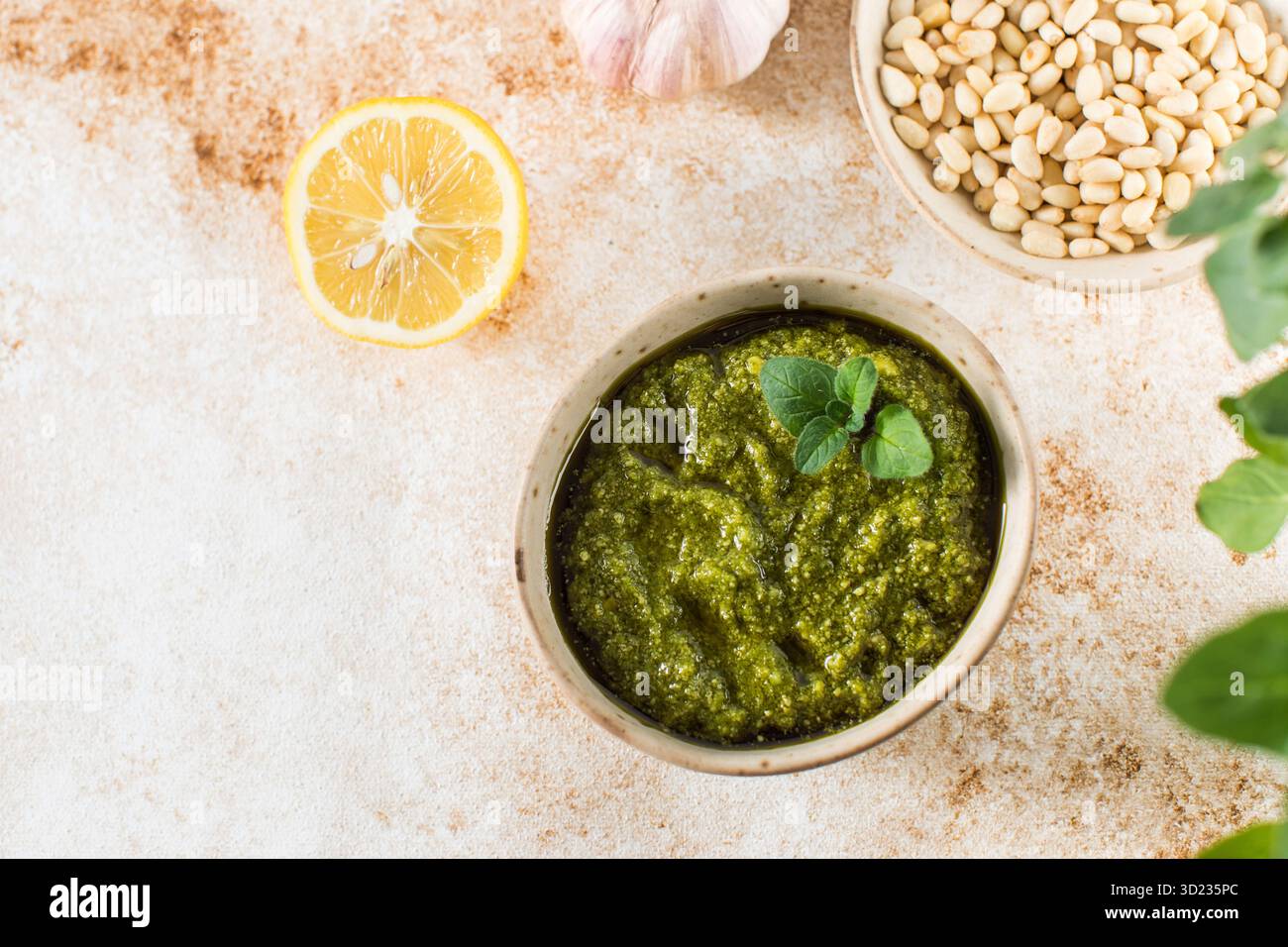 Pesto fresco fatto in casa in una ciotola. Cucina italiana. Ricetta. Foto Stock