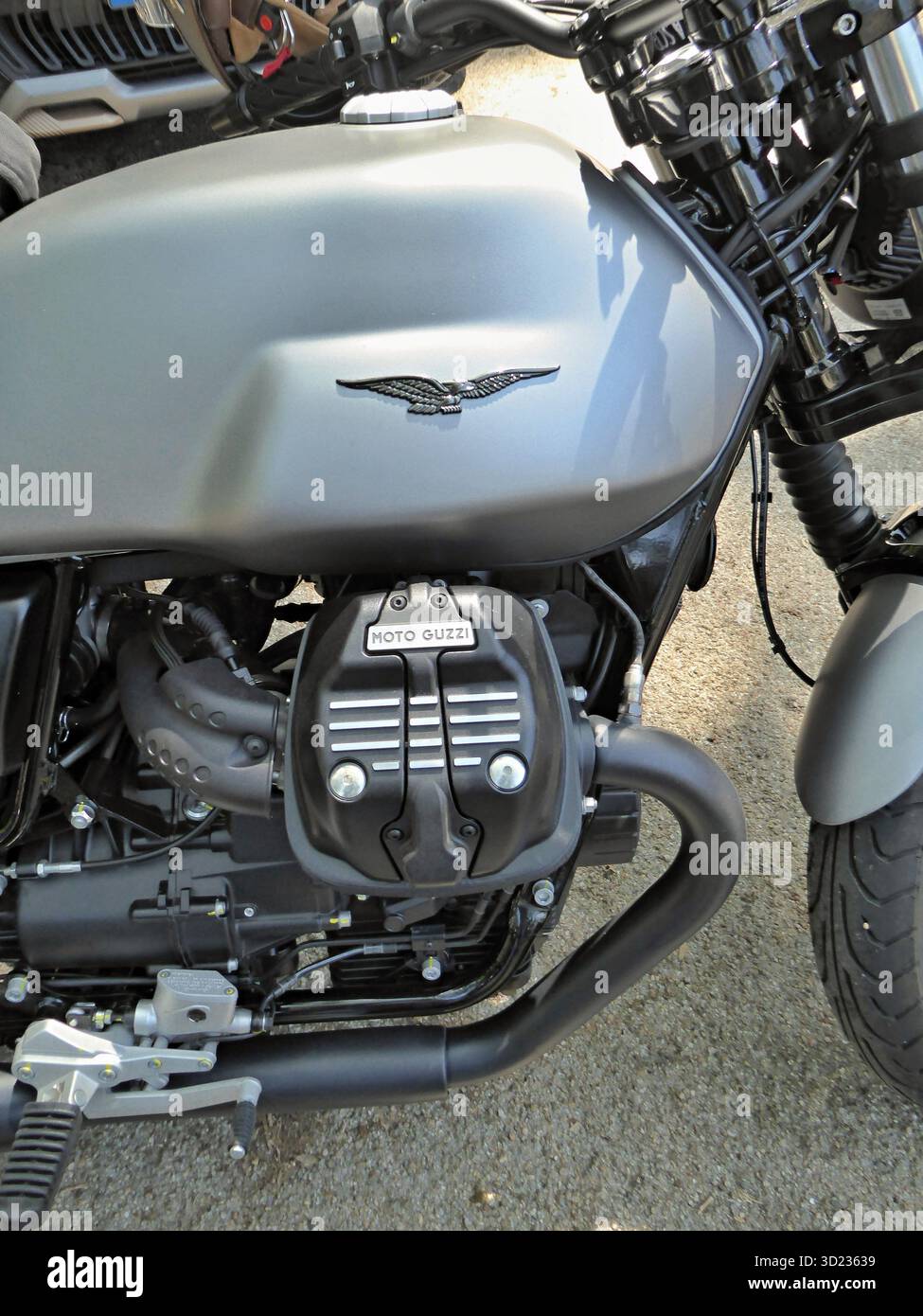 Primo piano di una moto Moto Guzzi, evidenziando i dettagli del motore e del serbatoio carburante Foto Stock