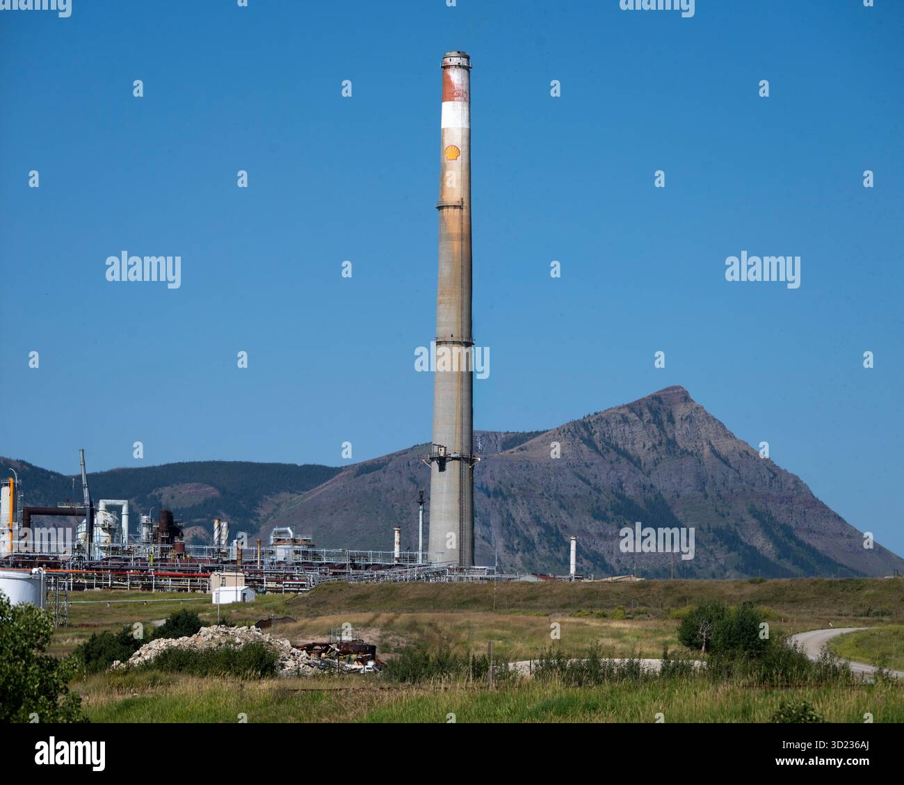 Camino industriale contro un paesaggio montuoso sotto un cielo azzurro. Pincher Creek, Alberta, Canada Foto Stock