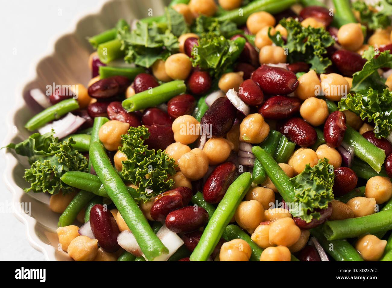 Sana insalata mista di fagioli con ceci, fagioli, fagioli verdi e cavoli. Primo piano Foto Stock