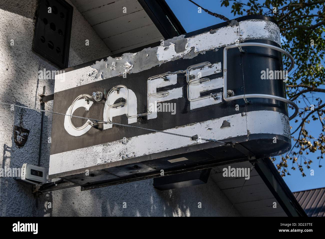 Insegna da caffe' vintage con lettere bianche sbucciate su uno sfondo nero all'esterno di un edificio. Waterton Park, Alberta, Canada Foto Stock