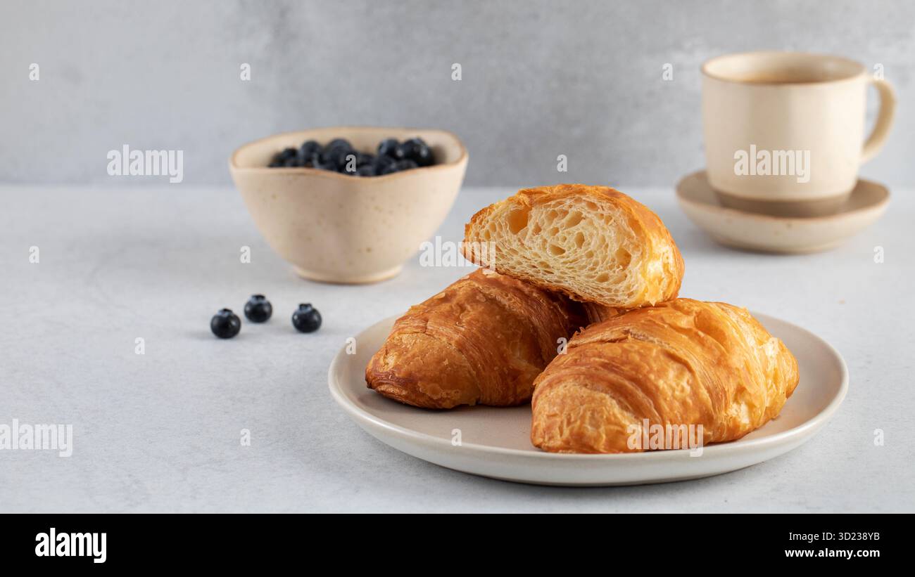 Croissant freschi su un piatto. Colazione francese. Foto Stock
