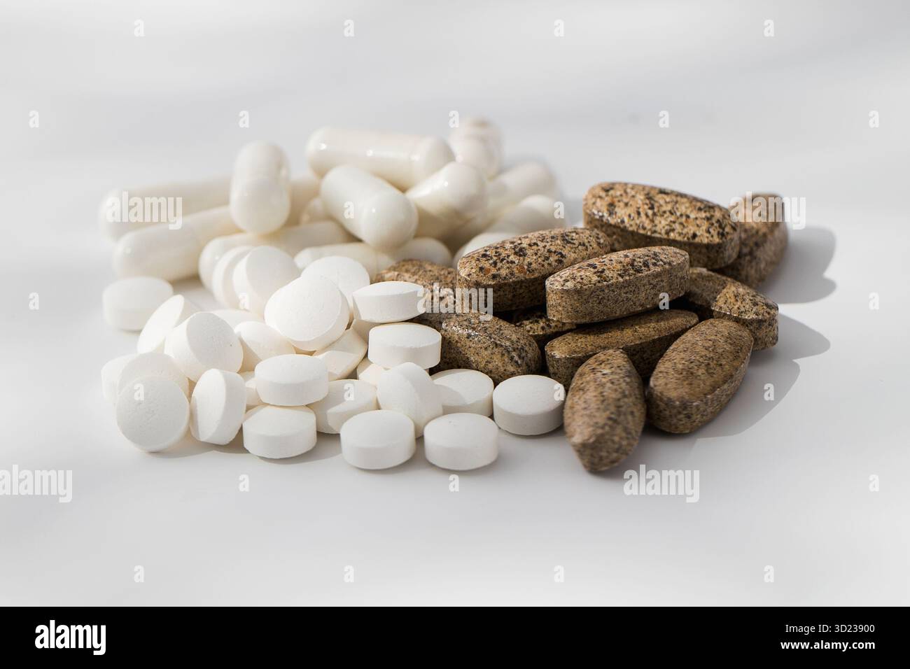 Una varietà di pillole e vitamine in una pila su sfondo bianco. Medicine, medicine. Foto Stock