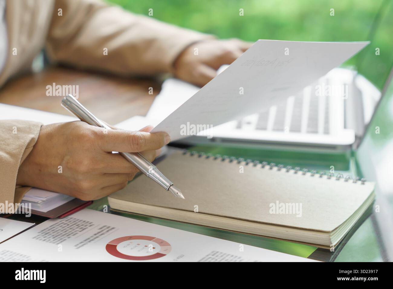 Donna d'affari che lavora in uno spazio di lavoro moderno e rispettoso dell'ambiente idee creative per investitori professionali ecocompatibili Foto Stock