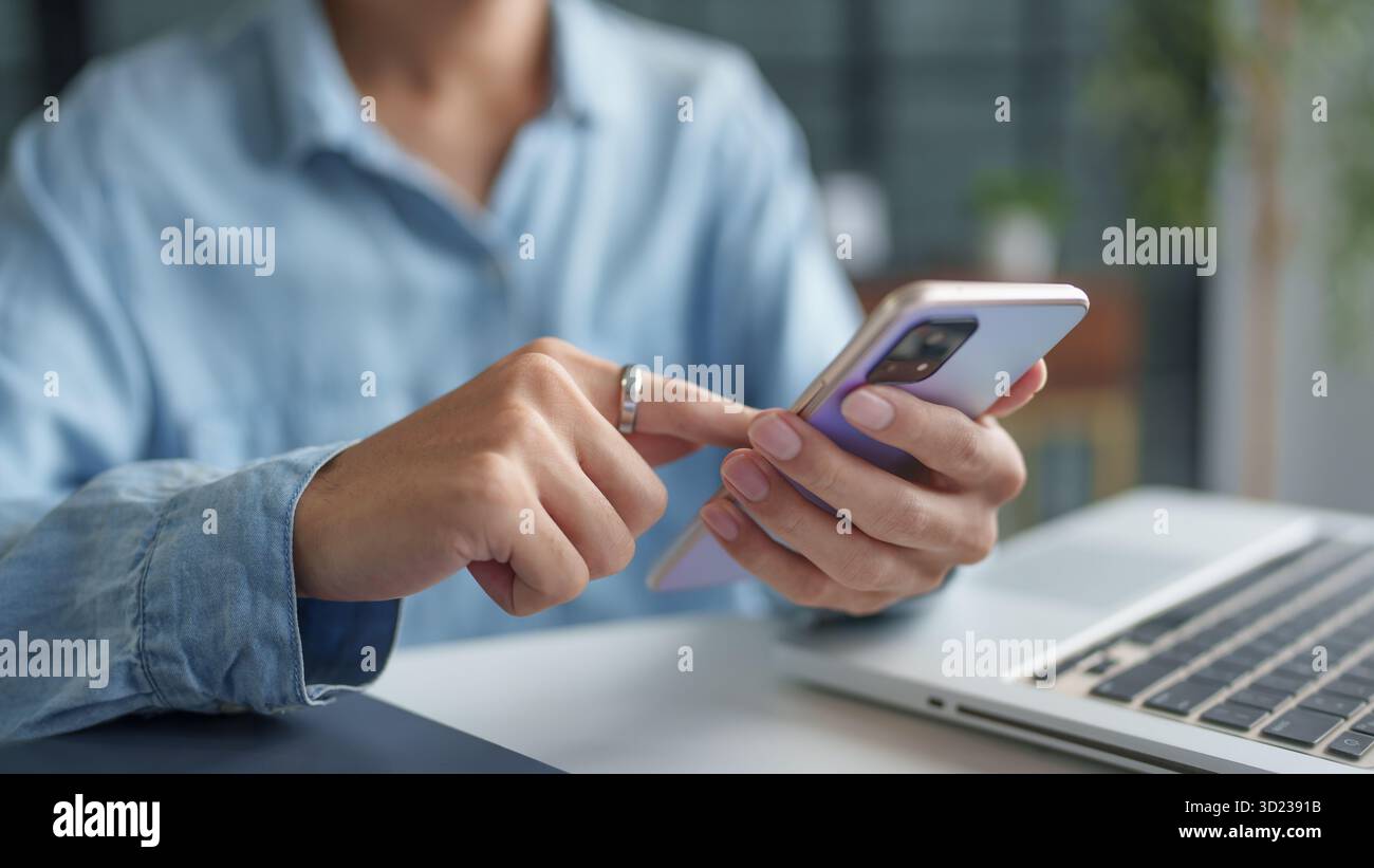 Uomo d'affari con smartphone che lavora dispositivi mobili tecnologia del telefono cellulare smartphone e-commerce professionale investire Foto Stock