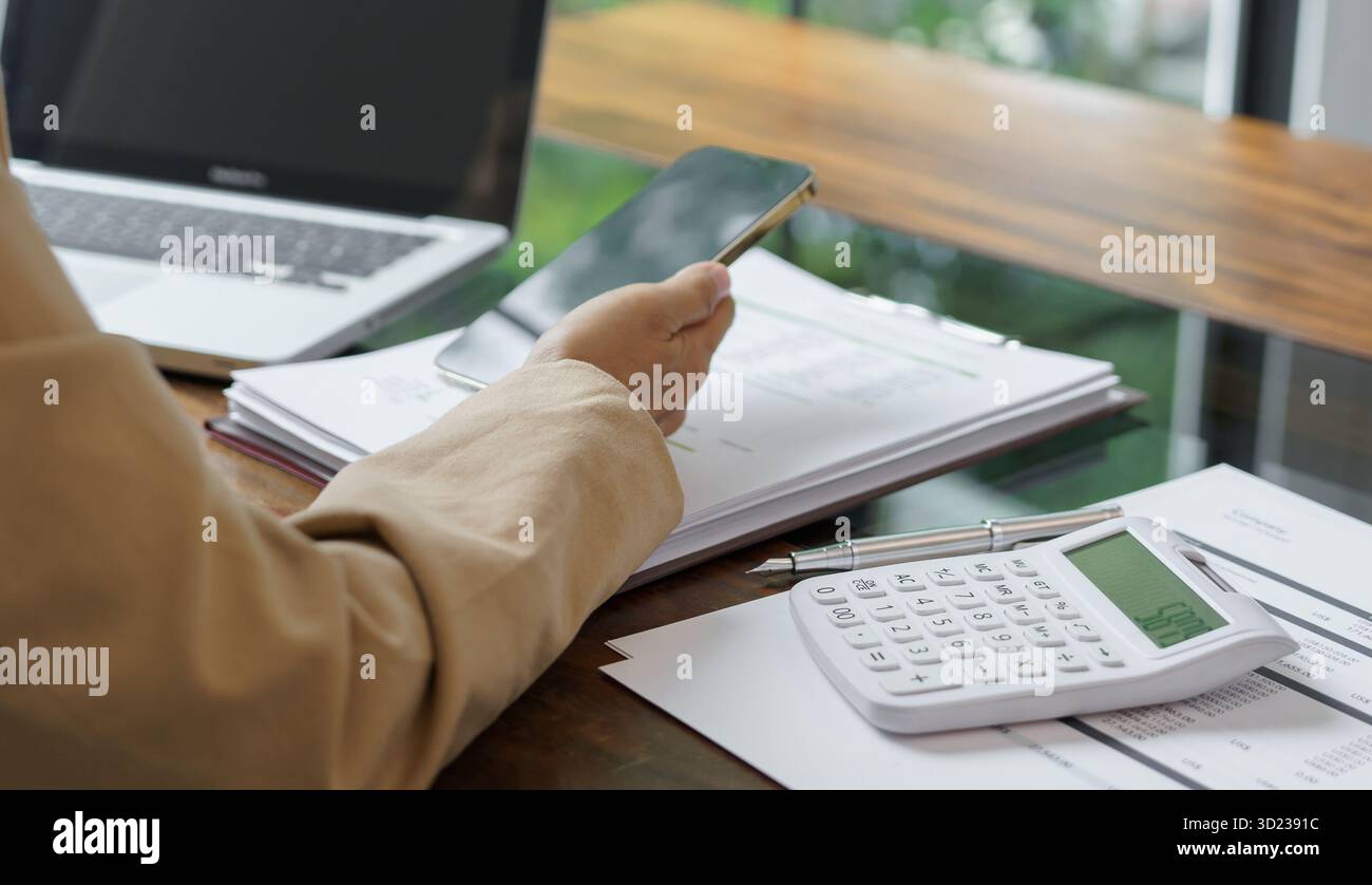 Persone aziendali che dispongono di smartphone che lavorano con dispositivi mobili. e-commerce con tecnologia per telefoni cellulari Foto Stock