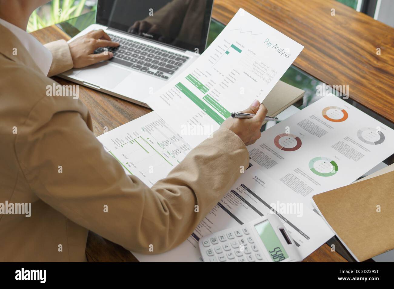 Donna d'affari che lavora in uno spazio di lavoro moderno e rispettoso dell'ambiente idee creative per investitori professionali ecocompatibili Foto Stock