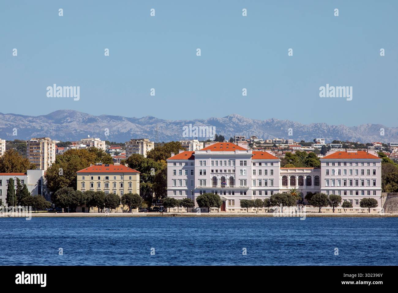 Skyline della città costiera con edifici storici e montagne sullo sfondo. Zara, Croazia Foto Stock