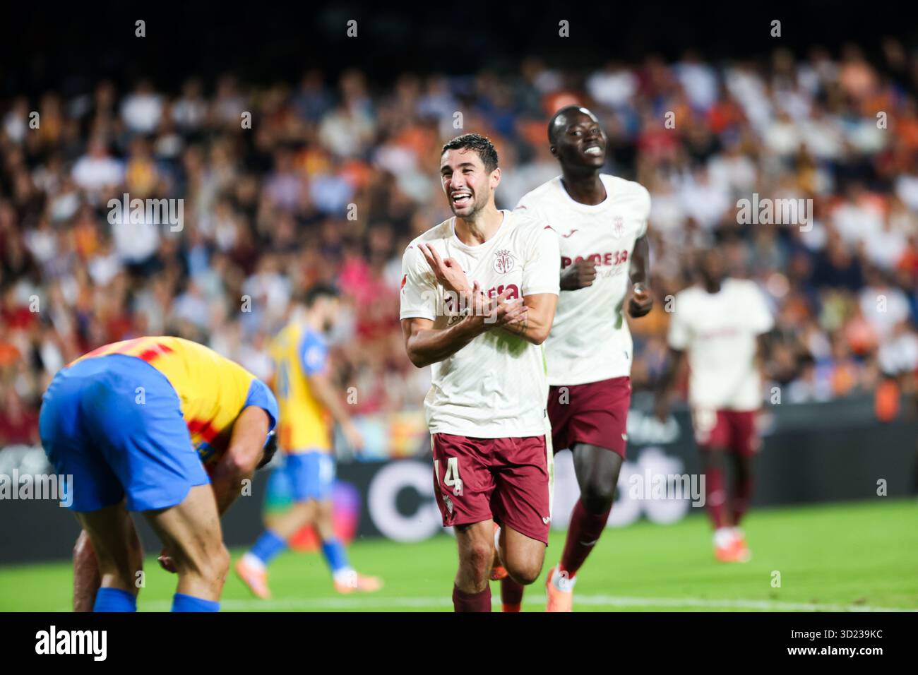 SANTI COMESAÑA DI VILLARREAL CF FESTEGGIA DOPO IL PUNTEGGIO. Foto Stock